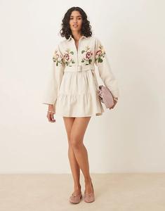 Платье-рубашка мини ASOS DESIGN из плотного твила с поясом, многоярусной юбкой кремового цвета с вышивкой