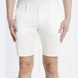 Узкие шорты кроя Guess, белый