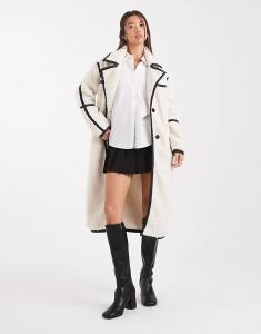 Длинное пушистое пальто мидакси из борга от Wednesday's Girl кремового цвета