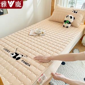 Yalu Простыня на резинке 200х220 см с двумя наволочками, стеганая, с наполнителем из соевого волокна, цвет Panda Lying Down - Champagne Camel