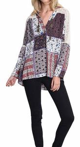 Голубая блузка с цветочным кружевом и пэчворком Umgee