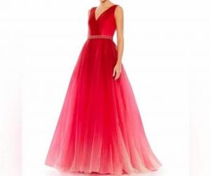 Бахромчатый пояс с бисером на облегающем безрукавном бальном платье в красном омбре Mac Duggal