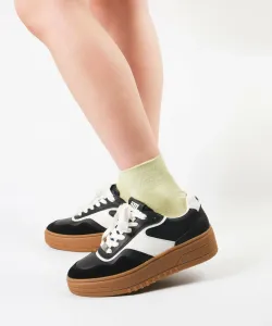 Простые кроссовки