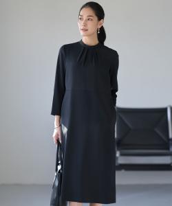 Платье с высоким воротником