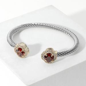 Браслет-манжета с витым наконечником из фианита Quatrefoil, красный Fashnzfab, красный