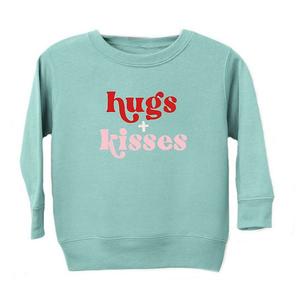 Свитшот с принтом Hugs and kisses для малышей The Juniper Shop, Seafoam