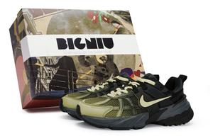 Кроссовки для бега V2K Run женские с низким верхом бежевого цвета Nike