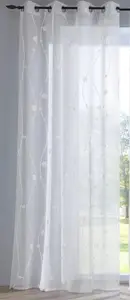 Полупрозрачная белая штора Nelly с серебристыми люверсами. Современный декор окна, изящная вышивка в виде кругов и завитков, полиэстер, не требующий особого ухода. Размер: Ш x В: 135 x 175 см (1 полотнище). Kutti
