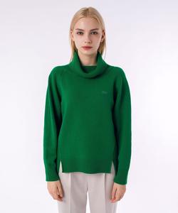 Вязаный свитер средней плотности с высоким воротником