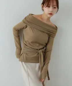 Топ с открытыми плечами и отметиной на талии