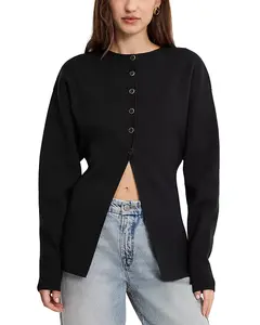 Кардиган с рукавами, которые выглядят преувеличенно длинными. Good American, черный