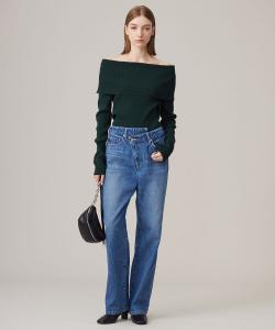 Стираемый, гладкий трикотаж с открытыми плечами из вискоэластичного полиэтилена/вискозы.