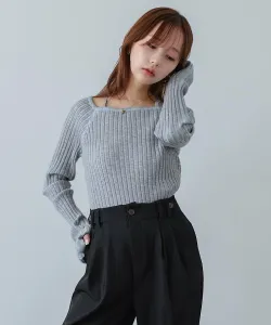 Вязаный топ с квадратным вырезом и строчкой в тон ткани