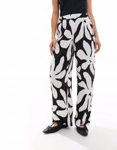 Широкие брюки Vero Moda Petite с высокой талией и плиссировкой, с монохромным цветочным принтом