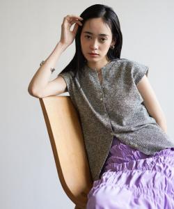 Жилет, связанный из смешанных видов пряжи.