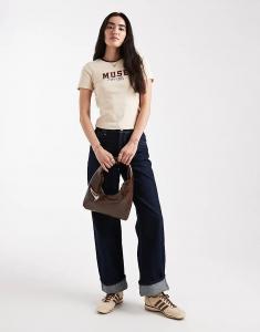 ONLY укороченная футболка с принтом Muse varsity в кремовом и коричневом цветах