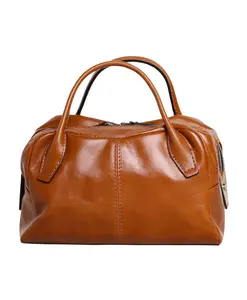 Сумка через плечо из матовой кожи с застежкой-молнией. Gianni Chiarini, коричневый