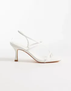 Гламурные босоножки на едва заметном каблуке белого цвета