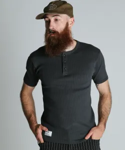 Футболка армейского типа с ребристым воротником-хенли.