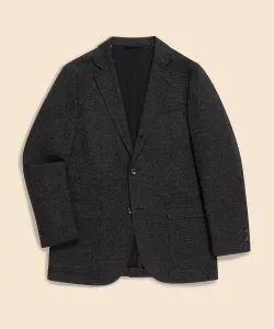 Классический пиджак-сарафан из смесовой хлопковой ткани в елочку, с заостренными лацканами и тремя пуговицами.