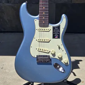 Fender American Ultra Luxe '60-е Stratocaster, гриф из палисандра, ледяной синий металлик