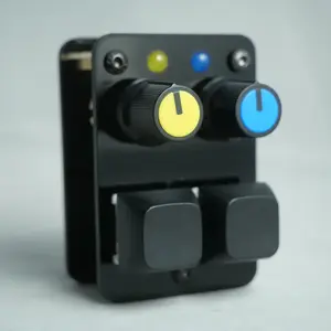 UseMidi madMidiMiniClassic Acrylic 2025 с 2 кнопками для нот, 2 потенциометрами и светодиодами