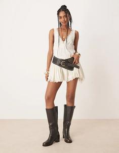 Free People в этом атласном мини-платье цвета слоновой кости