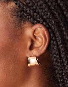 Маленькие серьги-кольца с широким массивным дизайном в золотистом оттенке Asos Design