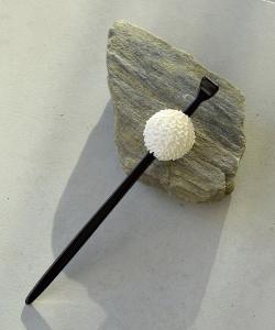 Украшение для волос в виде шарика из чистого шелка, окрашенного методом тай-дай, изготовлено в Японии Utatane, цвет White