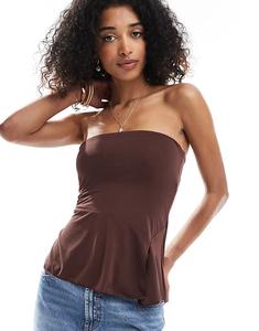 Креповый топ-бандо Bershka с асимметричным подолом коричневого цвета