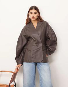 Куртка ARRANGE из мягкой кожи с присборенной талией и овальными рукавами шоколадного цвета