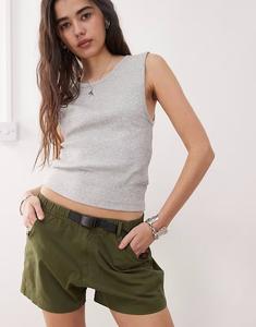 Очень короткие шорты Gramicci зеленого цвета