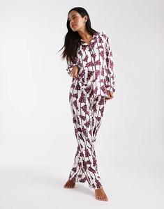 Потертая пижама с длинными рукавами и изображением рождественской елки в белом и бордовом цветах.