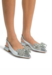 Классические туфли на каблуке PLANO DE CONFECCIONADO EN CON PUNTERA AFILADA Y CIERRE CON HEBILLA. Alma en Pena, серебряный