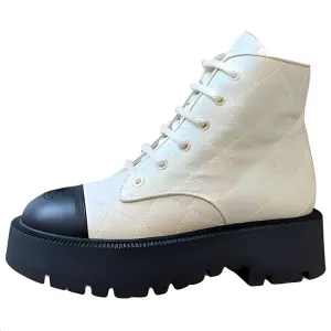 CHANEL Короткие женские ботинки Martin белого цвета