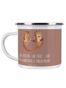 Кофейная кружка с сердечками жениха и невесты и надписью в пастельно-коричневых тонах Mr. & Mrs. Panda