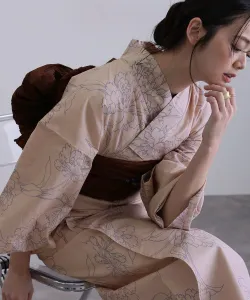 Удобный в носке и легко стирающийся комплект юката из двух частей, состоящий из хлопкового и льняного пояса оби. Стильный, в стиле ретро, подходит для женщин старше 40 лет.