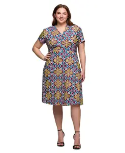 Платье плюс сайз с принтом, коротким рукавом, длиной до колен и V-образным вырезом на запах 24seven Comfort Apparel, желтый