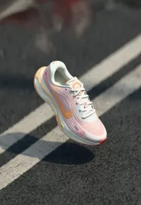 Кроссовки для бега по шоссе от компании journey run Nike Performance, White/Orange Pulse/Sail/Ice Peach/Hot Lava