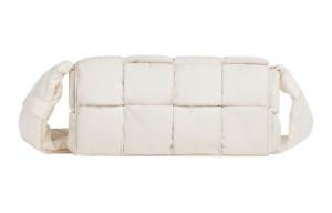 Наплечная сумка Bottega Veneta среднего размера из стеганой техно-ткани, белая