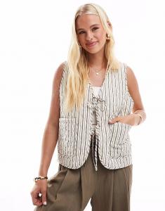 Стеганый жилет ONLY с завязками спереди в бежевую полоску