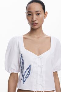 Укороченная блузка с листьями