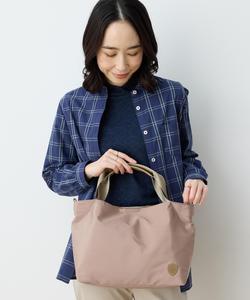 Легкая сумка-тоут, которую можно использовать как самостоятельное, так и в сочетании с другими аксессуарами.