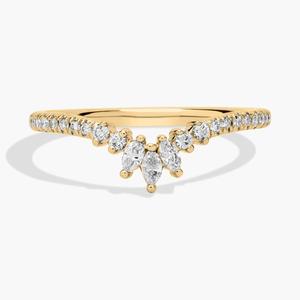 Кольцо с изогнутым акцентом огранки «маркиз» и бриллиантовым паве из 14-каратного желтого золота (1/4 карата) Blue Nile