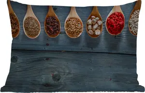 Подушка для улицы - Специи - Ложка - Дерево - Кухня - Специи - Промышленные - 60 x 40 см - Устойчива к погодным условиям - Подушка для отдыха - Декоративная подушка - Подушка для дома MuchoWow