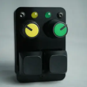 UseMidi madMidiMiniClassic Acrylic 2025 с 2 кнопками для нот, 2 потенциометрами и светодиодами