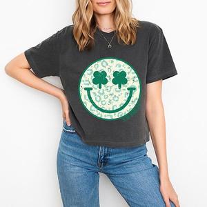 SWSmiley clover leopard smiley face - женский бокси кроп топ с принтом Simply Sage Market, Pepper