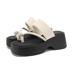 FOXER Сандалии-слайдеры женские, бежево-черные, нескользящие, быстросохнущие