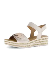 Gabor Босоножки на танкетке золотистого цвета