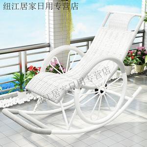 Fantasy Кресло-качалка из ротанга с двойными колесами, белое